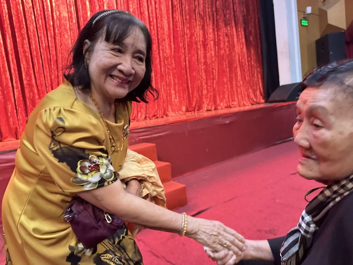 Nguyên mẫu nhân vật Võ Thị Mô xúc động xem vở kịch về mình- Ảnh 4. Nguyên mẫu nhân vật Võ Thị Mô xúc động xem vở kịch về mình- Ảnh 4.