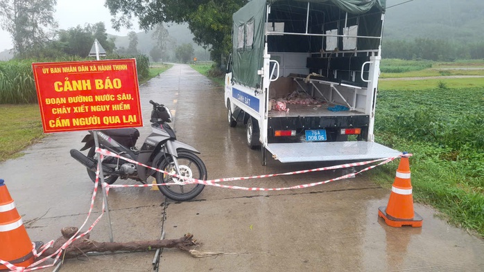 Quảng Ngãi: Mưa lũ gây sạt lở, nhiều nơi bị chia cắt- Ảnh 3. Quảng Ngãi: Mưa lũ gây sạt lở, nhiều nơi bị chia cắt- Ảnh 3.