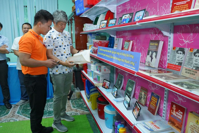 Người lao động Công ty CP Đại Đồng Tiến tìm hiểu thông tin về Bác tại Không gian Văn hóa Hồ Chí Minh Người lao động Công ty CP Đại Đồng Tiến tìm hiểu thông tin về Bác tại Không gian Văn hóa Hồ Chí Minh