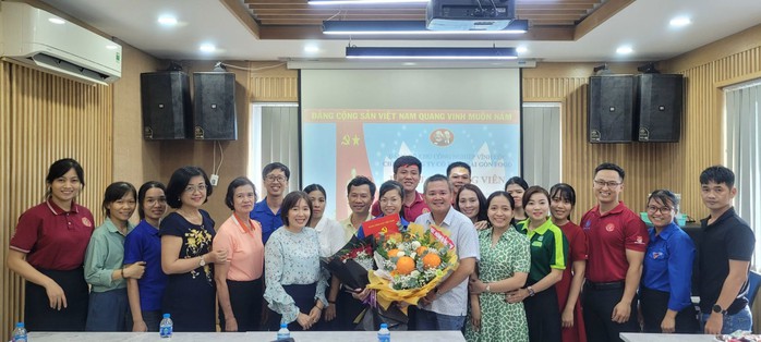 Lễ kết nạp đảng viên tại Chi bộ Công ty CP Sài Gòn Food (KCN Vĩnh Lộc, huyện Bình Chánh, TP HCM). Ảnh: NGUYỄN HỒNG Lễ kết nạp đảng viên tại Chi bộ Công ty CP Sài Gòn Food (KCN Vĩnh Lộc, huyện Bình Chánh, TP HCM). Ảnh: NGUYỄN HỒNG