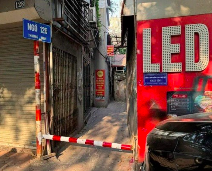 Chính quyền nói gì về việc người dân lắp barrier ngăn xe vào ngõ nhỏ?- Ảnh 1. Chính quyền nói gì về việc người dân lắp barrier ngăn xe vào ngõ nhỏ?- Ảnh 1.