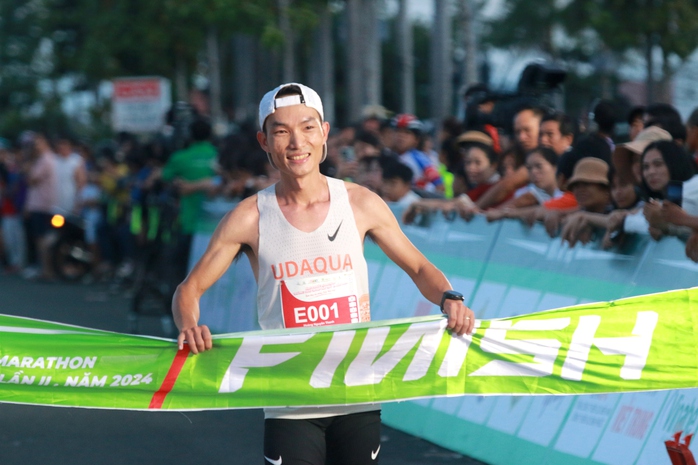 Hoàng Nguyên Thanh lần thứ nhì vô địch Giải Marathon Bình Phước - Ảnh 6. Hoàng Nguyên Thanh lần thứ nhì vô địch Giải Marathon Bình Phước - Ảnh 6.