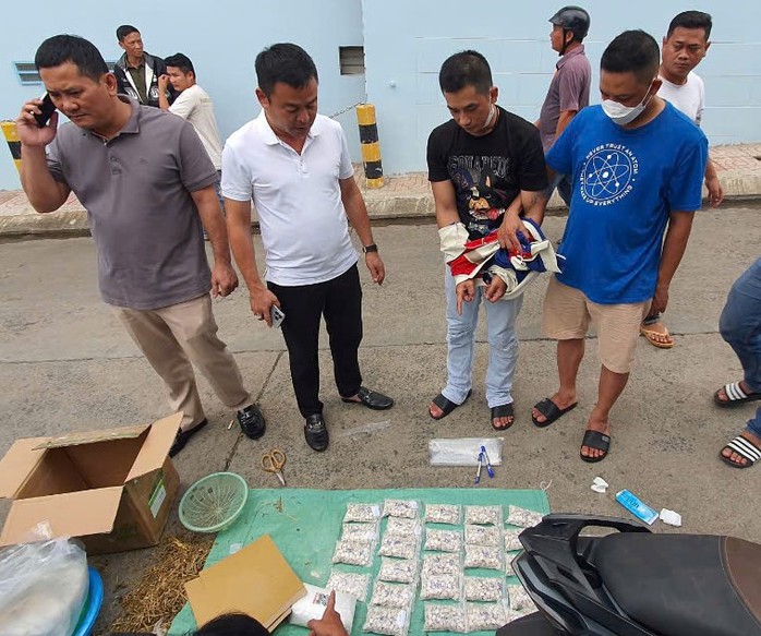 Công an phát hiện bí mật động trời trong thùng thuốc nam- Ảnh 1. Công an phát hiện bí mật động trời trong thùng thuốc nam- Ảnh 1.