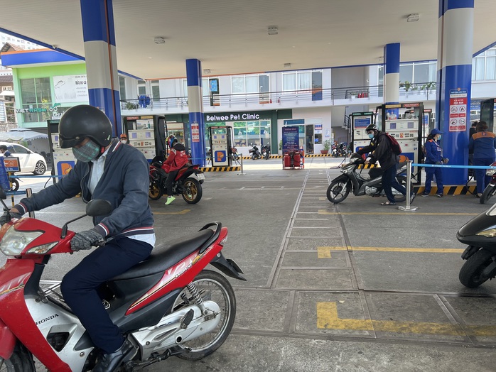 TP HCM: 100% cửa hàng xăng dầu xuất hóa đơn bán lẻ từng lượt cho khách hàng- Ảnh 1. TP HCM: 100% cửa hàng xăng dầu xuất hóa đơn bán lẻ từng lượt cho khách hàng- Ảnh 1.