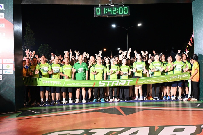Hoàng Nguyên Thanh lần thứ nhì vô địch Giải Marathon Bình Phước - Ảnh 3. Hoàng Nguyên Thanh lần thứ nhì vô địch Giải Marathon Bình Phước - Ảnh 3.