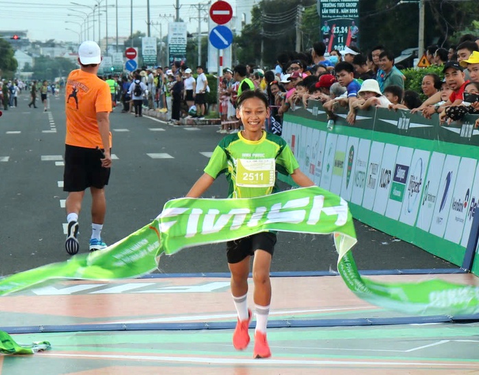 Hoàng Nguyên Thanh lần thứ nhì vô địch Giải Marathon Bình Phước - Ảnh 5. Hoàng Nguyên Thanh lần thứ nhì vô địch Giải Marathon Bình Phước - Ảnh 5.