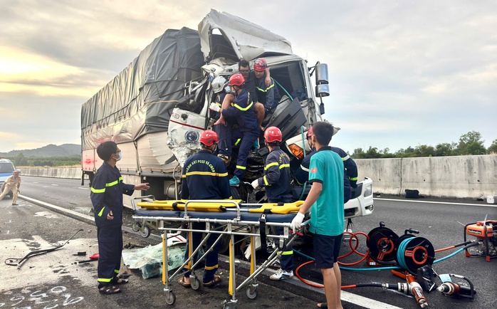 Bình Thuận: Hai xe tải tông nhau trên đường cao tốc, phụ xe kẹt trong cabin- Ảnh 2. Bình Thuận: Hai xe tải tông nhau trên đường cao tốc, phụ xe kẹt trong cabin- Ảnh 2.