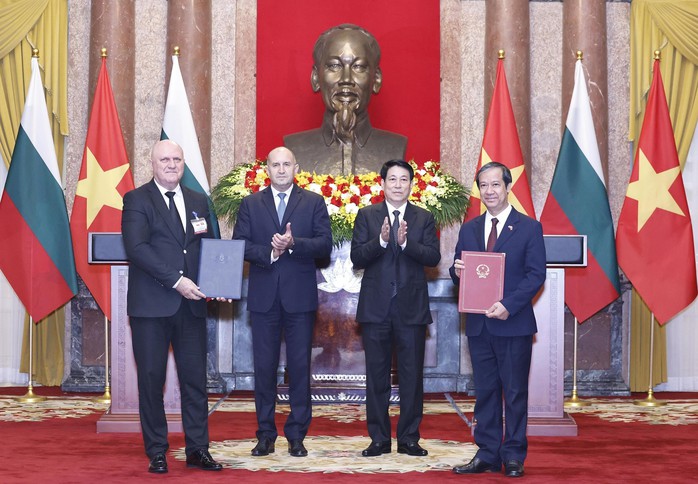 Chủ tịch nước Lương Cường và Tổng thống Bulgaria Rumen Radev chứng kiến lễ trao Thỏa thuận hợp tác về giáo dục giữa Chính phủ hai nước giai đoạn 2025-2028 Ảnh: TTXVN Chủ tịch nước Lương Cường và Tổng thống Bulgaria Rumen Radev chứng kiến lễ trao Thỏa thuận hợp tác về giáo dục giữa Chính phủ hai nước giai đoạn 2025-2028 Ảnh: TTXVN