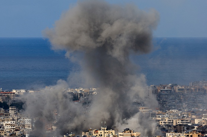 Khói bốc lên từ vùng ngoại ô phía Nam Beirut - Lebanon sau một cuộc không kích của Israel hôm 25-11Ảnh: REUTERS Khói bốc lên từ vùng ngoại ô phía Nam Beirut - Lebanon sau một cuộc không kích của Israel hôm 25-11Ảnh: REUTERS