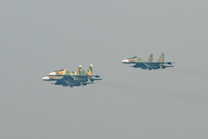 7 chiếc tiêm kích Su30 và trực thăng Mi bay trên bầu trời Hà Nội- Ảnh 2. 7 chiếc tiêm kích Su30 và trực thăng Mi bay trên bầu trời Hà Nội- Ảnh 2.
