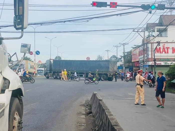 Tai nạn thương tâm, nữ sinh chạy xe đạp điện tử vong tại chỗ - Ảnh 2. Tai nạn thương tâm, nữ sinh chạy xe đạp điện tử vong tại chỗ - Ảnh 2.