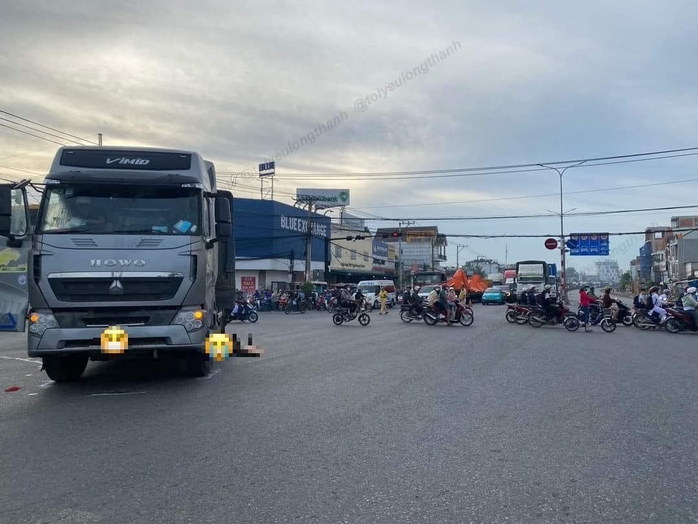 Tai nạn thương tâm, nữ sinh chạy xe đạp điện tử vong tại chỗ - Ảnh 1. Tai nạn thương tâm, nữ sinh chạy xe đạp điện tử vong tại chỗ - Ảnh 1.