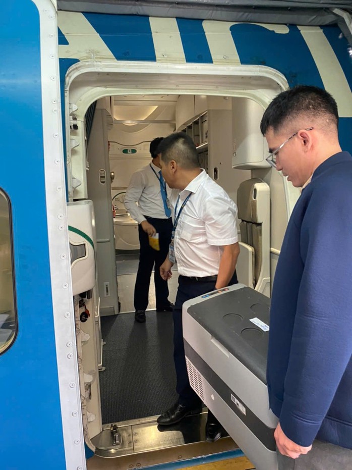 2. Toàn bộ hành khách đã kiên nhẫn chờ đợi với sự cảm thông khi hãng phải lùi giờ cất cánh 27 phút để đợi đoàn y bác sỹ hoàn thành các quy trình cần thiết tại bệnh viện trước khi ra sân bay Tân Sơn Nhất 2. Toàn bộ hành khách đã kiên nhẫn chờ đợi với sự cảm thông khi hãng phải lùi giờ cất cánh 27 phút để đợi đoàn y bác sỹ hoàn thành các quy trình cần thiết tại bệnh viện trước khi ra sân bay Tân Sơn Nhất
