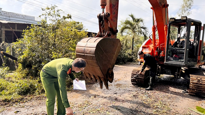 Vụ dùng “bơm xăng” tấn công đoàn cưỡng chế: Bắt 6 đối tượng- Ảnh 1. Vụ dùng “bơm xăng” tấn công đoàn cưỡng chế: Bắt 6 đối tượng- Ảnh 1.