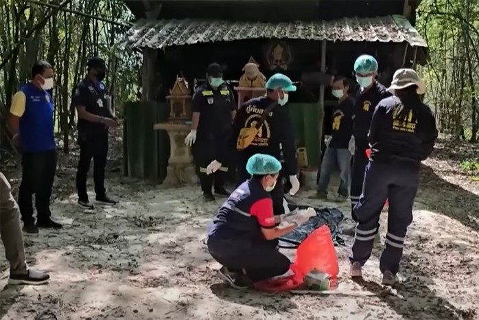 Cảnh sát thu thập chứng cứ tại tu viện Pa Nakhon Chaibovorn hôm 23-11. Ảnh: Bangkok Post Cảnh sát thu thập chứng cứ tại tu viện Pa Nakhon Chaibovorn hôm 23-11. Ảnh: Bangkok Post