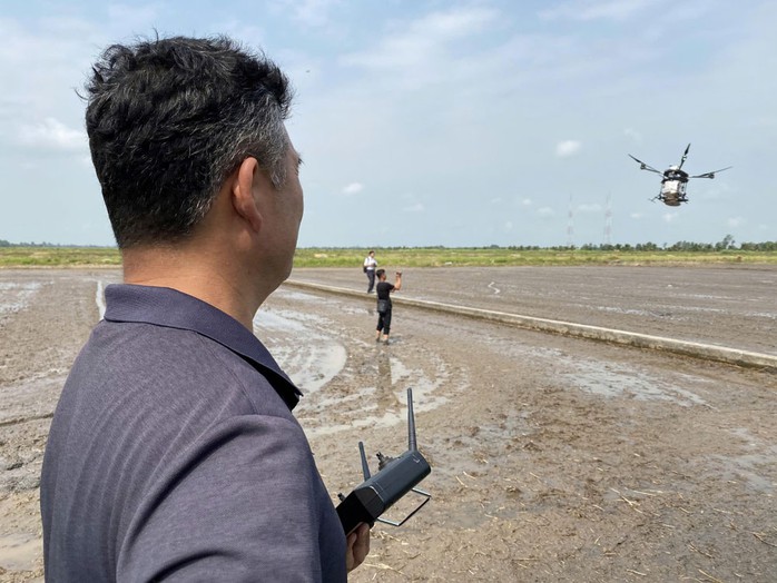 Nông dân Cần Thơ sử dụng drone để sạ lúa. Ảnh: LÊ HOÀNG VŨ Nông dân Cần Thơ sử dụng drone để sạ lúa. Ảnh: LÊ HOÀNG VŨ