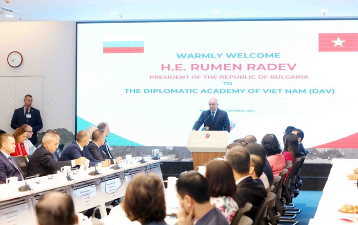 Tổng thống Cộng hòa Bulgaria Rumen Radev phát biểu tại Học viện Ngoại giao. Ảnh: TTXVN Tổng thống Cộng hòa Bulgaria Rumen Radev phát biểu tại Học viện Ngoại giao. Ảnh: TTXVN