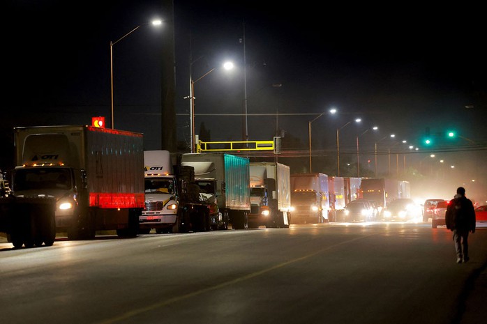 Xe tải đang xếp hàng dài gần cầu vượt biên giới Zaragoza-Ysleta để vào Mỹ tại Ciudad Juarez - Mexico hôm 25-11. Ảnh: REUTERS Xe tải đang xếp hàng dài gần cầu vượt biên giới Zaragoza-Ysleta để vào Mỹ tại Ciudad Juarez - Mexico hôm 25-11. Ảnh: REUTERS