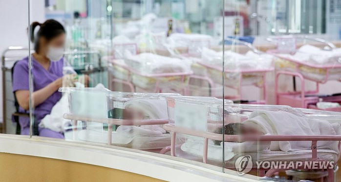Các em bé tại một đơn vị chăm sóc sau sinh tại thủ đô Seoul - Hàn Quốc trong ảnh chụp tháng 2-2024. Ảnh: YONHAP Các em bé tại một đơn vị chăm sóc sau sinh tại thủ đô Seoul - Hàn Quốc trong ảnh chụp tháng 2-2024. Ảnh: YONHAP