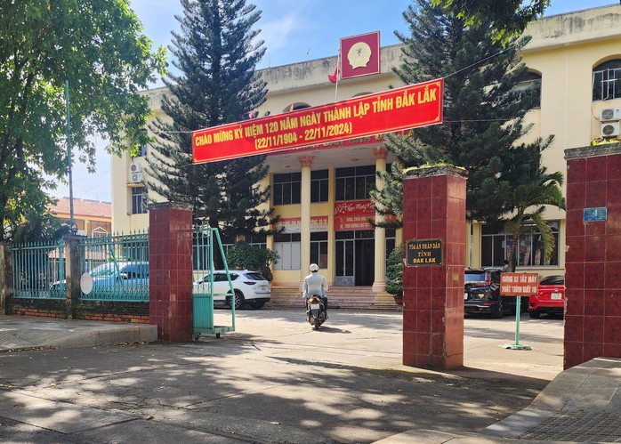 Tạm giữ 2 cán bộ TAND tỉnh Đắk Lắk và 1 chấp hành viên- Ảnh 1. Tạm giữ 2 cán bộ TAND tỉnh Đắk Lắk và 1 chấp hành viên- Ảnh 1.