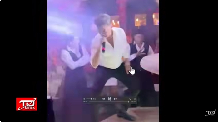 Mạng xã hội tràn ngập clip Đàm Vĩnh Hưng bị té ở nhà tỉ phú Mỹ- Ảnh 1. Mạng xã hội tràn ngập clip Đàm Vĩnh Hưng bị té ở nhà tỉ phú Mỹ- Ảnh 1.