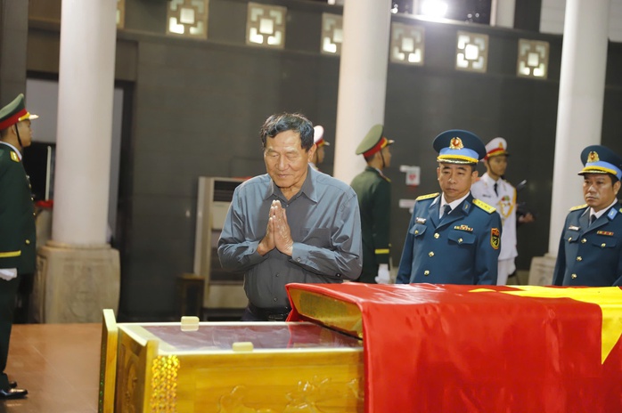 Tiễn biệt Trung tướng, Anh hùng Lực lượng vũ trang nhân dân Khuất Duy Tiến- Ảnh 6. Tiễn biệt Trung tướng, Anh hùng Lực lượng vũ trang nhân dân Khuất Duy Tiến- Ảnh 6.