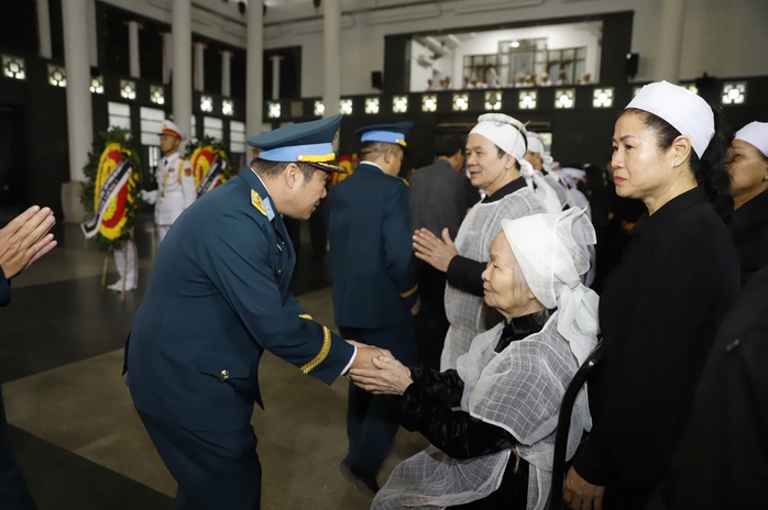 Tiễn biệt Trung tướng, Anh hùng Lực lượng vũ trang nhân dân Khuất Duy Tiến- Ảnh 9. Tiễn biệt Trung tướng, Anh hùng Lực lượng vũ trang nhân dân Khuất Duy Tiến- Ảnh 9.