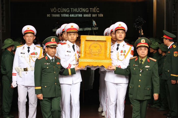 Tiễn biệt Trung tướng, Anh hùng Lực lượng vũ trang nhân dân Khuất Duy Tiến- Ảnh 10. Tiễn biệt Trung tướng, Anh hùng Lực lượng vũ trang nhân dân Khuất Duy Tiến- Ảnh 10.