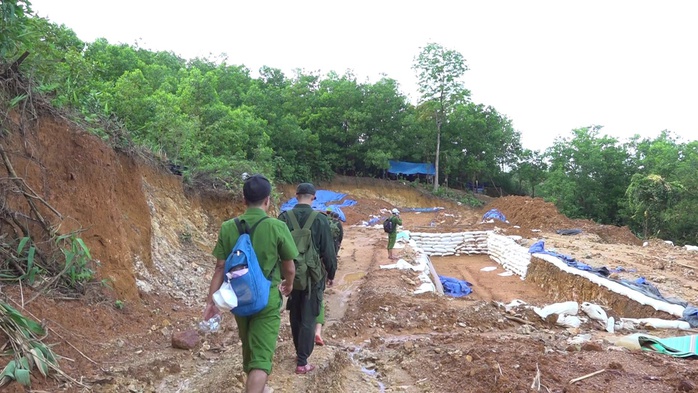 Dai dẳng nạn "vàng tặc" tại mỏ Bồng Miêu- Ảnh 1. Dai dẳng nạn "vàng tặc" tại mỏ Bồng Miêu- Ảnh 1.
