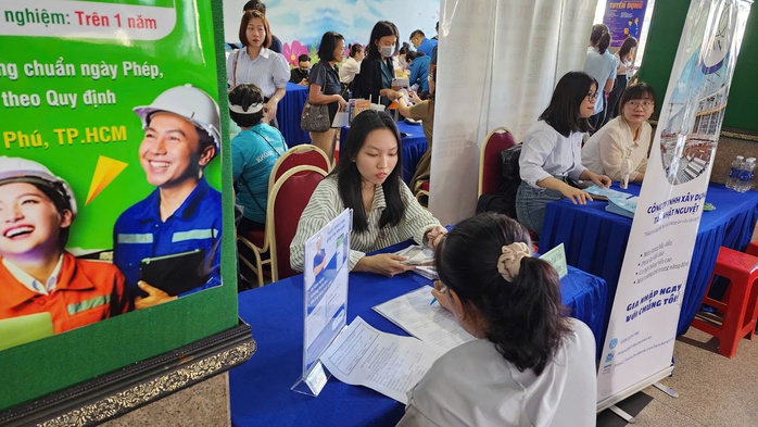 Vì sao người lao động vẫn thờ ơ với cơ hội việc
làm thu nhập hấp dẫn?- Ảnh 2. Vì sao người lao động vẫn thờ ơ với cơ hội việc
làm thu nhập hấp dẫn?- Ảnh 2.