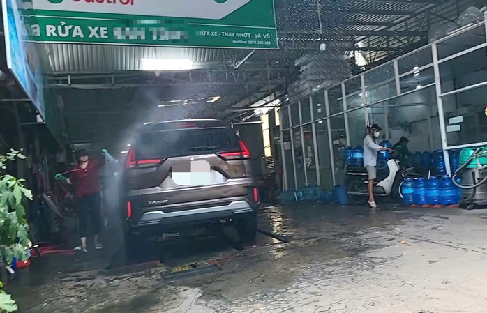 Cận cảnh cơ sở sản xuất nước tinh khiết nằm cạnh tiệm rửa xe- Ảnh 1. Cận cảnh cơ sở sản xuất nước tinh khiết nằm cạnh tiệm rửa xe- Ảnh 1.