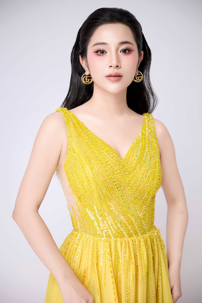 Ca sĩ Tố My đăng clip tự "tác động" mũi để chứng minh mũi xịn không dao kéo- Ảnh 1. Ca sĩ Tố My đăng clip tự "tác động" mũi để chứng minh mũi xịn không dao kéo- Ảnh 1.