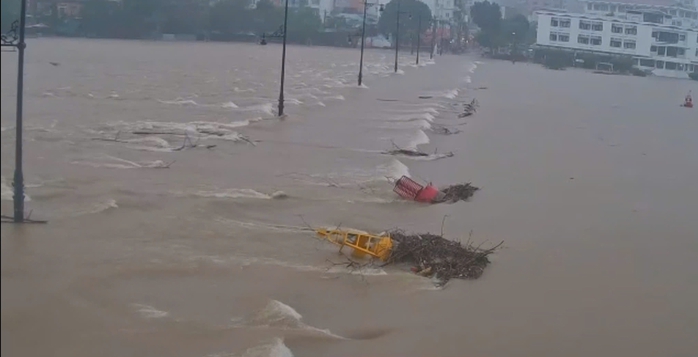 Mưa lớn gây nhiều thiệt hại ở miền Trung- Ảnh 1. Mưa lớn gây nhiều thiệt hại ở miền Trung- Ảnh 1.