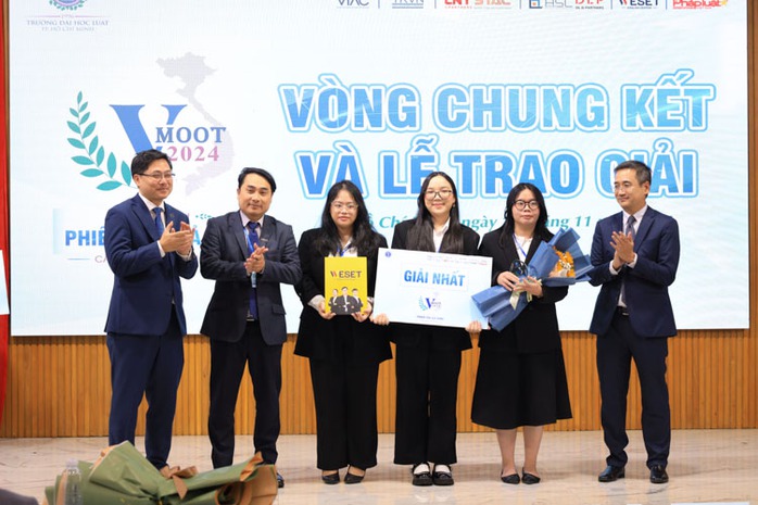 Trường ĐH Luật TP HCM giành chiến thắng cuộc thi Phiên tòa giả định cấp quốc gia 2024- Ảnh 3. Trường ĐH Luật TP HCM giành chiến thắng cuộc thi Phiên tòa giả định cấp quốc gia 2024- Ảnh 3.