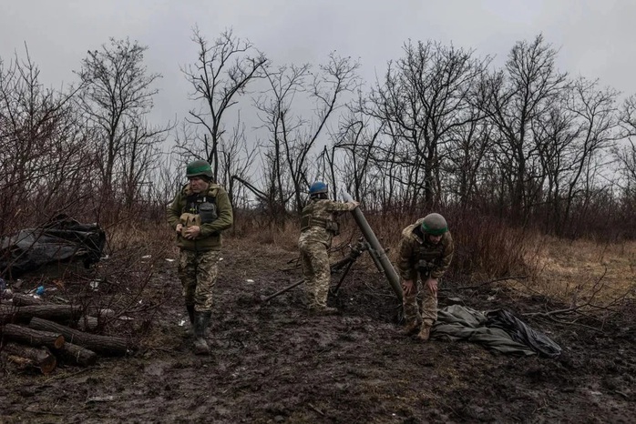 Binh sĩ Ukraine tại khu định cư Velyka Novosilka, tỉnh Donetsk, miền Đông Ukraine. Ảnh: Anadolu Binh sĩ Ukraine tại khu định cư Velyka Novosilka, tỉnh Donetsk, miền Đông Ukraine. Ảnh: Anadolu