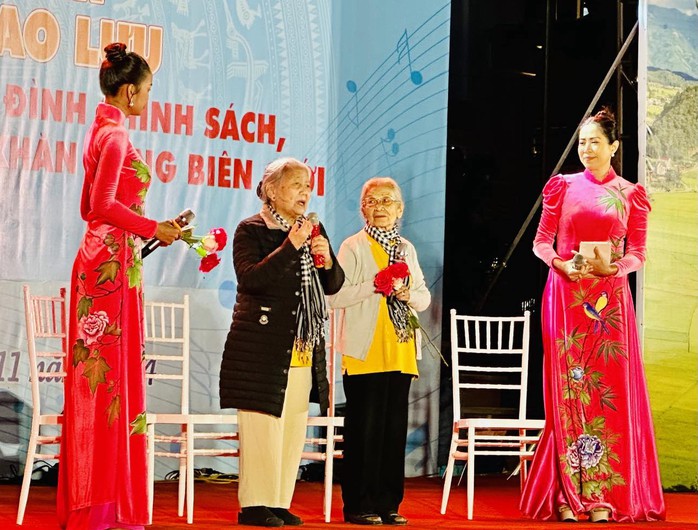 Chương trình văn nghệ tri ân "Điện Biên Phủ - Bản hùng ca thế kỷ": Hào hùng, nghĩa tình- Ảnh 2. Chương trình văn nghệ tri ân "Điện Biên Phủ - Bản hùng ca thế kỷ": Hào hùng, nghĩa tình- Ảnh 2.