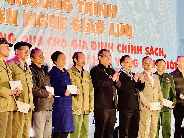 Chương trình văn nghệ tri ân "Điện Biên Phủ - Bản hùng ca thế kỷ": Hào hùng, nghĩa tình- Ảnh 1. Chương trình văn nghệ tri ân "Điện Biên Phủ - Bản hùng ca thế kỷ": Hào hùng, nghĩa tình- Ảnh 1.