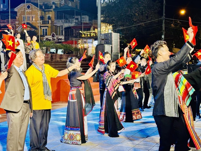 Chương trình văn nghệ tri ân "Điện Biên Phủ - Bản hùng ca thế kỷ": Hào hùng, nghĩa tình- Ảnh 3. Chương trình văn nghệ tri ân "Điện Biên Phủ - Bản hùng ca thế kỷ": Hào hùng, nghĩa tình- Ảnh 3.