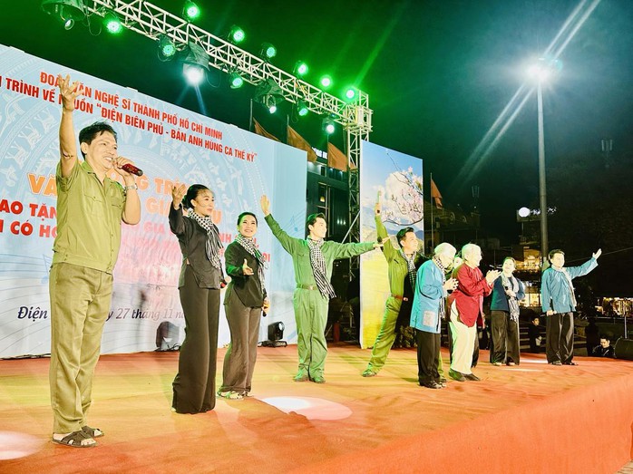 Chương trình văn nghệ tri ân "Điện Biên Phủ - Bản hùng ca thế kỷ": Hào hùng, nghĩa tình- Ảnh 7. Chương trình văn nghệ tri ân "Điện Biên Phủ - Bản hùng ca thế kỷ": Hào hùng, nghĩa tình- Ảnh 7.