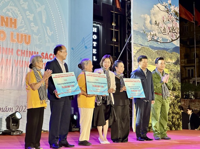 Chương trình văn nghệ tri ân "Điện Biên Phủ - Bản hùng ca thế kỷ": Hào hùng, nghĩa tình- Ảnh 6. Chương trình văn nghệ tri ân "Điện Biên Phủ - Bản hùng ca thế kỷ": Hào hùng, nghĩa tình- Ảnh 6.