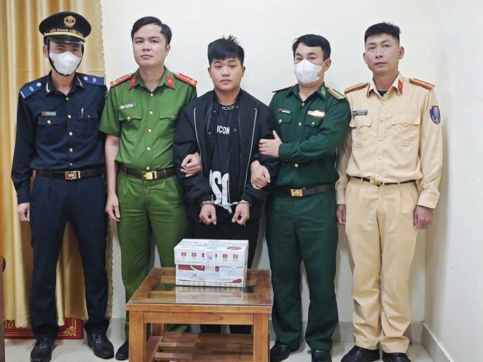 Bắt giữ đối tượng “cõng” thuê 4 kg ma tuý đưa ra miền Bắc tiêu thụ- Ảnh 1. Bắt giữ đối tượng “cõng” thuê 4 kg ma tuý đưa ra miền Bắc tiêu thụ- Ảnh 1.