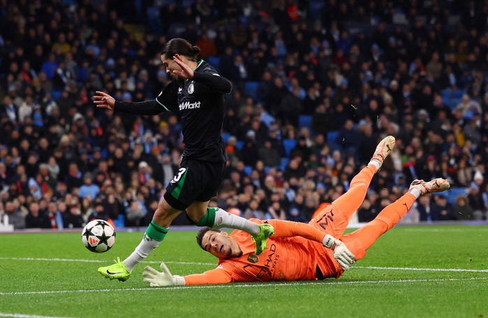 Pep Guardiola tự gây thương tích khi Man City chưa thoát khỏi khủng hoảng- Ảnh 3. Pep Guardiola tự gây thương tích khi Man City chưa thoát khỏi khủng hoảng- Ảnh 3.
