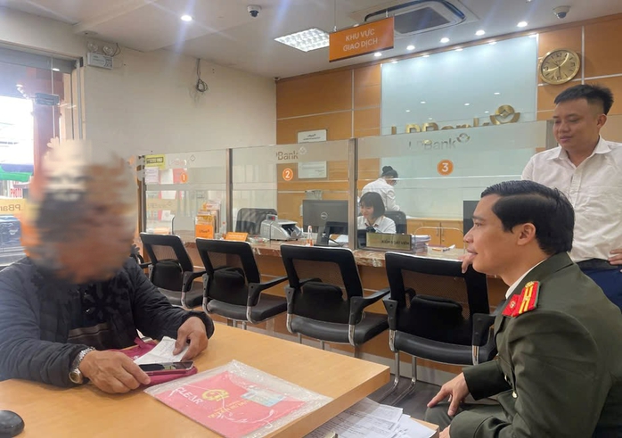 Người đàn ông vay ngân hàng hơn 5 tỉ đồng để chuyển cho "điều tra viên"- Ảnh 1. Người đàn ông vay ngân hàng hơn 5 tỉ đồng để chuyển cho "điều tra viên"- Ảnh 1.