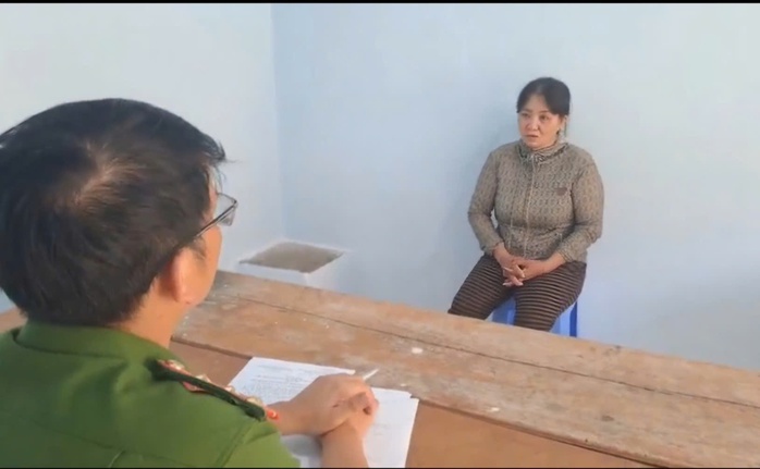 Bé gái bị mẹ nuôi nhẫn tâm tạt nước sôi vì làm mất vé số- Ảnh 1. Bé gái bị mẹ nuôi nhẫn tâm tạt nước sôi vì làm mất vé số- Ảnh 1.