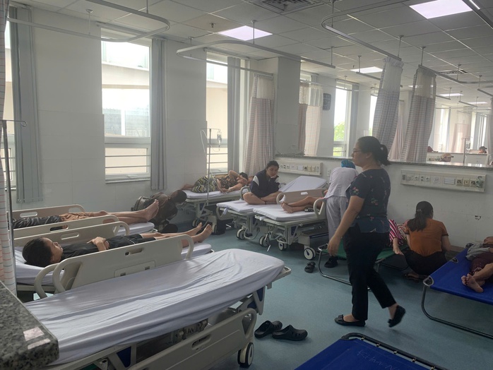 Chủ tịch TP Vũng Tàu họp đột xuất về vụ 117 người nghi ngộ độc sau khi ăn bánh mì - Ảnh 2. Chủ tịch TP Vũng Tàu họp đột xuất về vụ 117 người nghi ngộ độc sau khi ăn bánh mì - Ảnh 2.