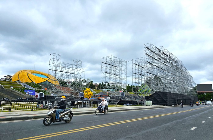 Sân khấu Festival Hoa Đà Lạt đang thi công sai quy định?- Ảnh 1. Sân khấu Festival Hoa Đà Lạt đang thi công sai quy định?- Ảnh 1.