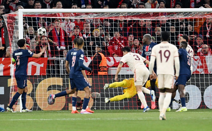 Lewandowski đưa Barcelona lên nhì bảng, Bayern Munich quật ngã PSG- Ảnh 4. Lewandowski đưa Barcelona lên nhì bảng, Bayern Munich quật ngã PSG- Ảnh 4.
