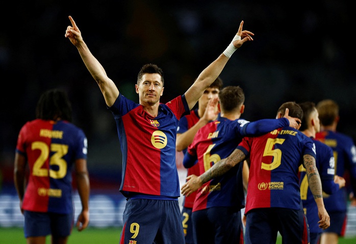 Lewandowski đưa Barcelona lên nhì bảng, Bayern Munich quật ngã PSG- Ảnh 1. Lewandowski đưa Barcelona lên nhì bảng, Bayern Munich quật ngã PSG- Ảnh 1.