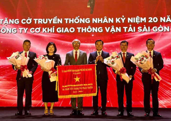 Phát triển bền vững, chăm lo toàn diện cho người lao động- Ảnh 1. Phát triển bền vững, chăm lo toàn diện cho người lao động- Ảnh 1.