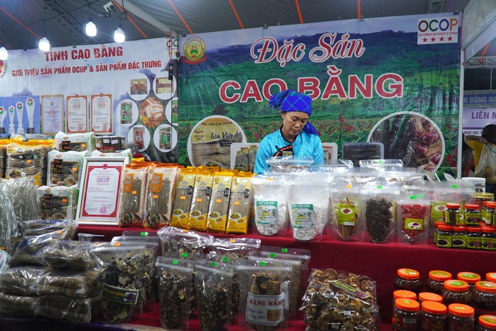 VIDEO: Uống dừa sáp, ăn thịt trâu gác bếp, dùng yến miễn phí tại hội chợ đặc sản ở TP HCM- Ảnh 3.